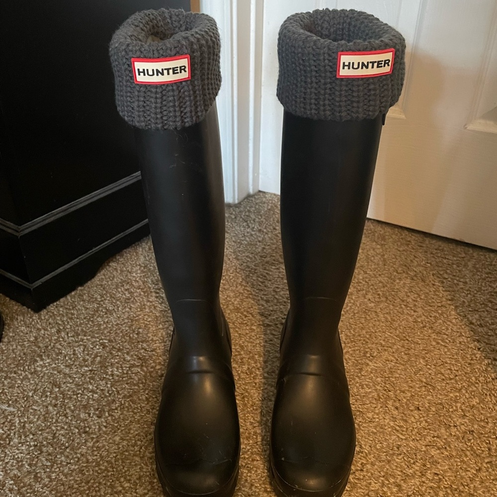 Hunter Black Matte Rain Boots with Gray Fleece Boot Socks size 8